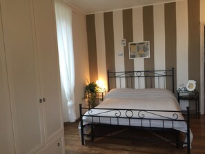 2 quartos, ferros/tábuas de passar roupa, Wi-Fi, roupa de cama