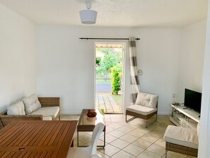 TV - Tilacaze Bungalow (01) (Flic en Flac)