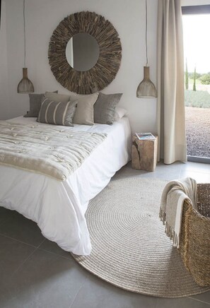 5 habitaciones, tabla de planchar con plancha y acceso a internet 