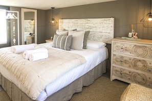 5 bedrooms, iron/ironing board, Internet, bed sheets