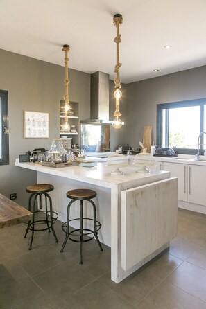 Microondas, lavavajillas, cafetera/tetera, utensilios de cocina