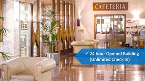 Un bâtiment ouvert 24 heures sur 24, avec un espace café.