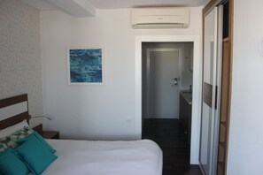 Een strijkplank/strijkijzer, wifi, beddengoed