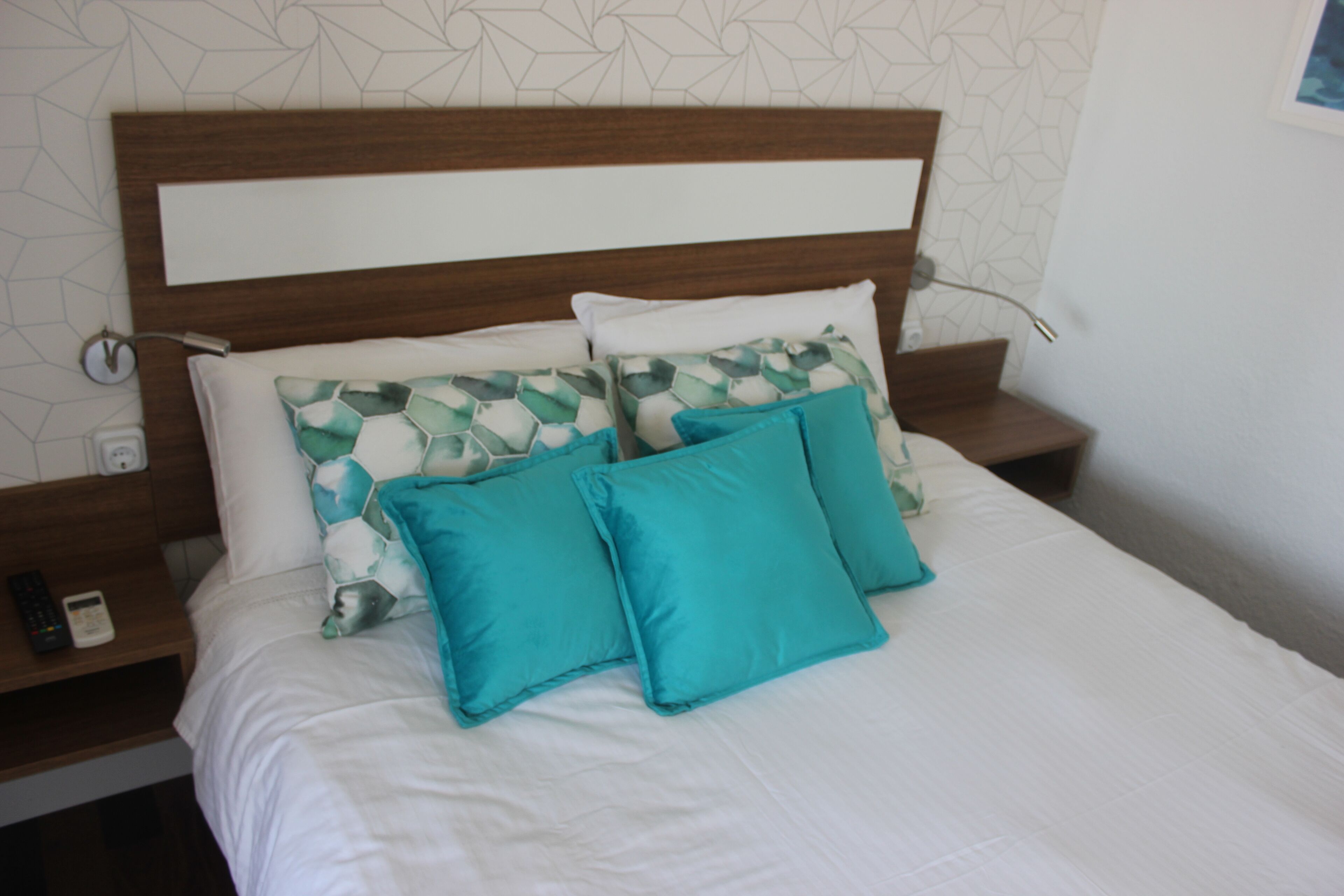 Een strijkplank/strijkijzer, wifi, beddengoed