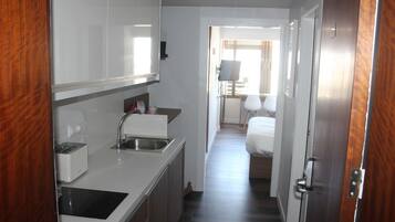 Een strijkplank/strijkijzer, wifi, beddengoed