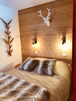 1 chambre, fer et planche à repasser