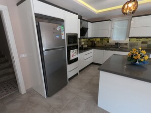 Refrigerador, microondas, horno y parrilla de estufa