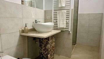 Combined shower/tub, hair dryer, bidet, towels