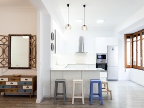 Frigorífico, microondas, horno y lavavajillas