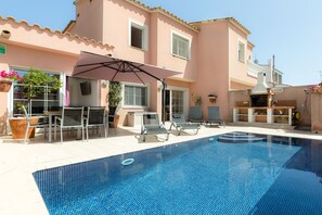 Pool - House with private pool, large terrace, BBQ and FREE WIFI 15 min from the beach (Ampuriabrava)