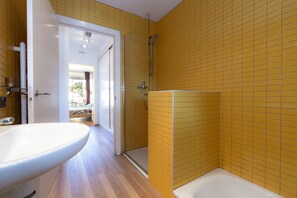 Combined shower/bathtub, hair dryer, bidet, towels - House with private pool, large terrace, BBQ and FREE WIFI 15 min from the beach (Ampuriabrava)