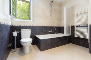 Ensemble baignoire-douche, séchoir à cheveux, bidet, serviettes fournies