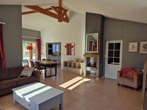 Televisio, takka, DVD-soitin