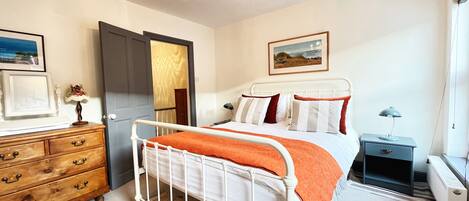 3 slaapkamers, een strijkplank/strijkijzer, reisbedje, gratis wifi