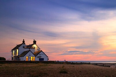 Neptune Cottage Whitstable; 3 bedroom cottage, beautiful garden; 5 mins beach.