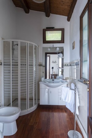 Bruser, boblebadekar, hårtørrer, bidet