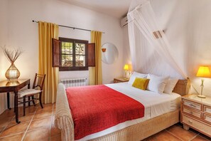 Room - CAN PUJOL An authentic Ibizan house with a pool, 9 km from Cala Bassa beach (Sant Josep de sa Talaia)