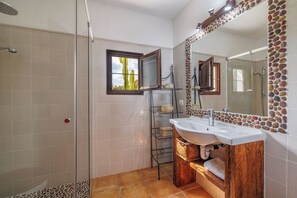 Badewanne, Haartrockner, Handtücher