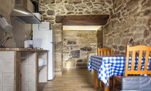 Fridge, microwave, oven, dishwasher -   Casa do Comediante - Apartment 2 + 1 (San Xoán de Río)