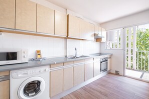 Een koelkast, een microgolfoven, een oven