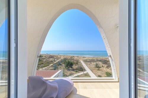 Amelia, charming villa directly on the sandy beach and with a beautiful sea view