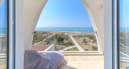 Amelia, charming villa directly on the sandy beach and with a beautiful sea view