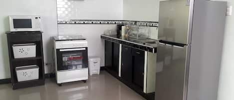 Een koelkast, een magnetron, een oven, een koffiezetapparaat/waterkoker