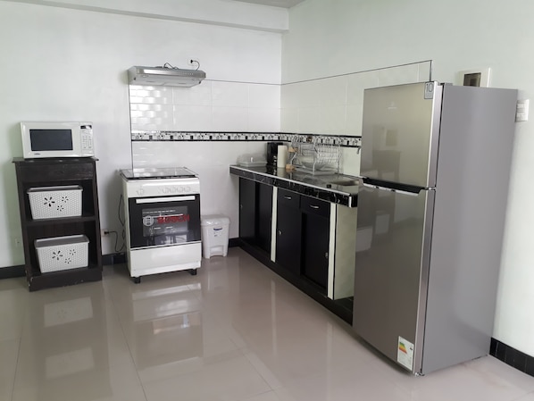 Réfrigérateur, micro-ondes, four, cafetiÚre/bouilloire