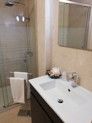 Dusche, Haartrockner, Bidet, Handtücher