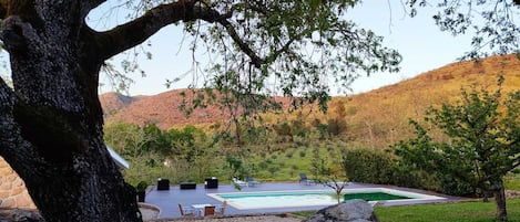 Una piscina al aire libre