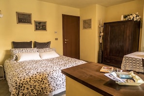 1 bedroom, desk, soundproofing, iron/ironing board - B&B The Blueberry - Moncrivello (Moncrivello)