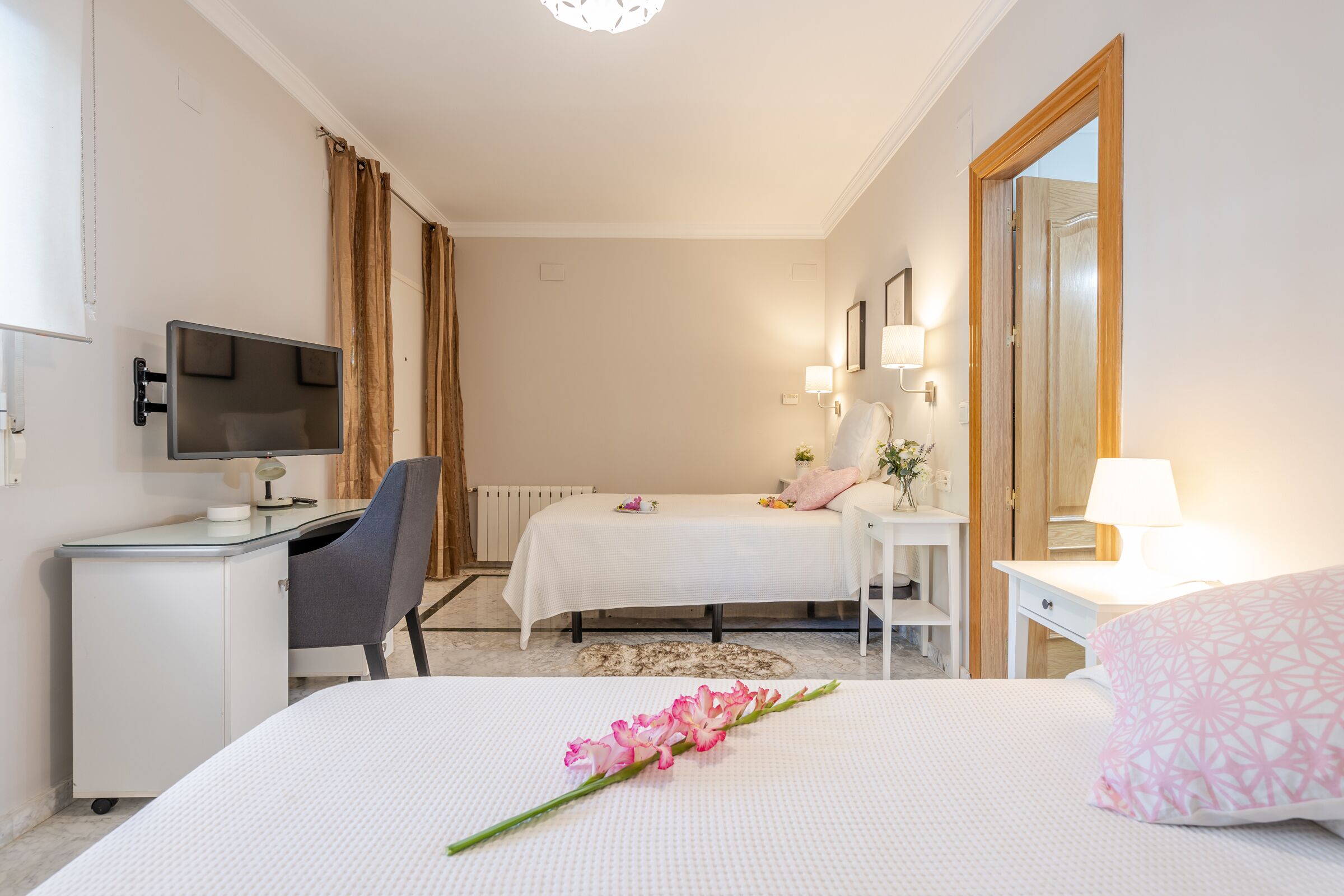 7 slaapkamers, geluiddichte muren, een strijkplank/strijkijzer