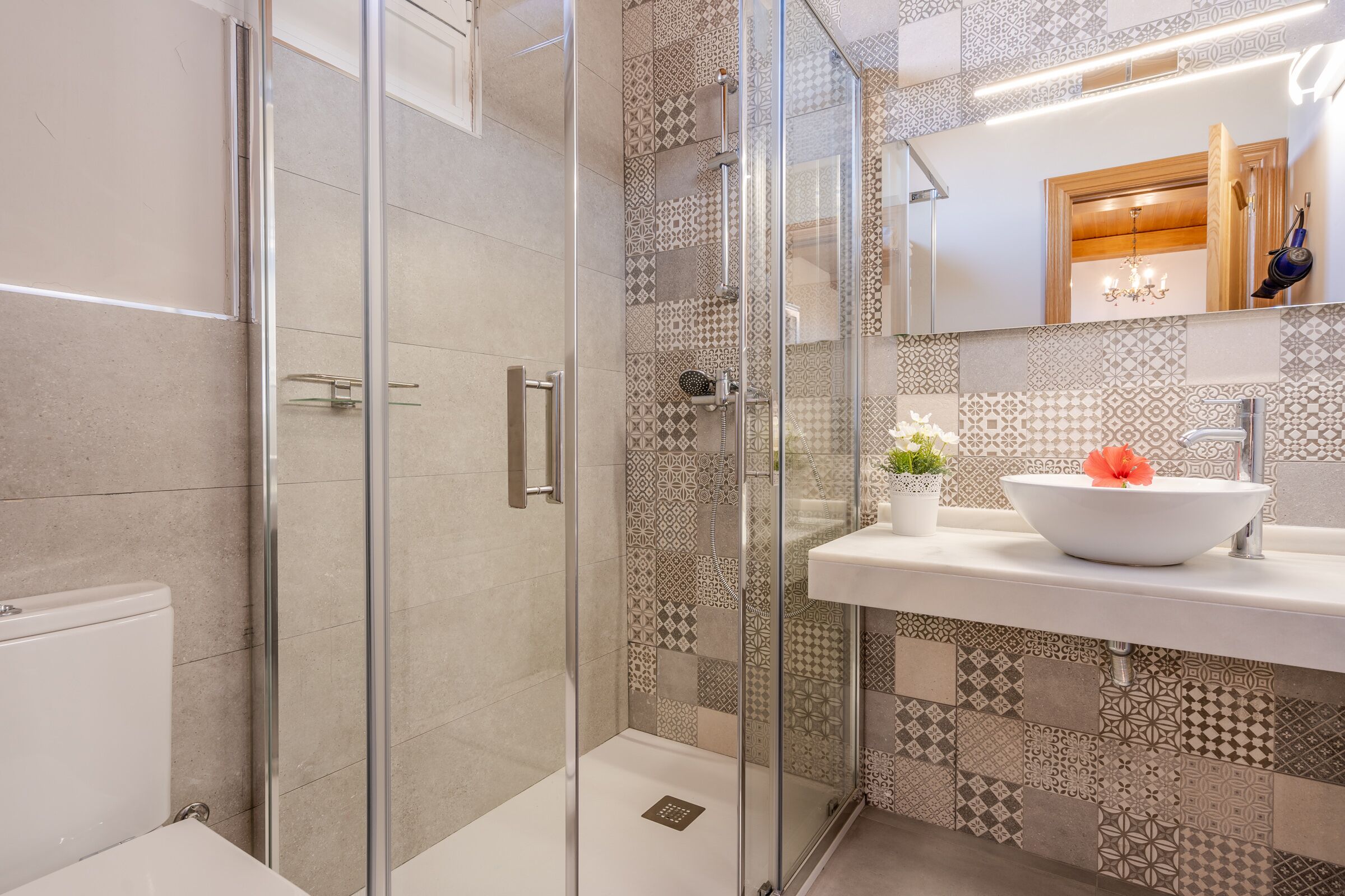 Een bad, een haardroger, een bidet, handdoeken
