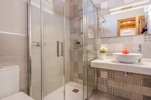 Tina, secadora de cabello, bidet, toallas 