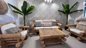A living room with a sofa, two armchairs, a coffee table, and two large potted plants. - Farmhouse Finca Delicias La Canaria (Alcalá)