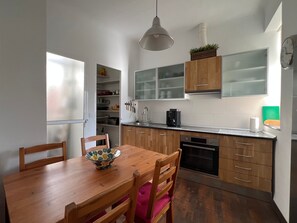 Een koelkast, een magnetron, een oven, een kookplaat