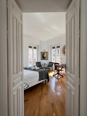 4 chambres, bureau, fer et planche à repasser, lit parapluie