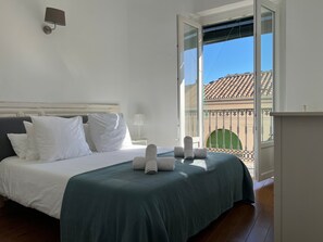 4 bedrooms, desk, iron/ironing board, travel cot