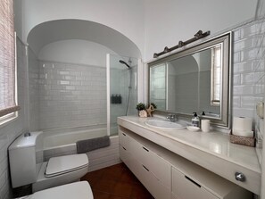 Combined shower/tub, hair dryer, bidet, towels - Clock Tower Malaga, (Málaga)