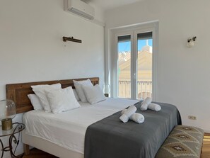 4 bedrooms, desk, iron/ironing board, travel cot