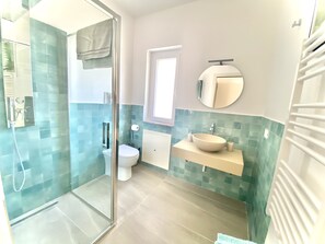 Douche, sĂšche-cheveux, bidet, serviettes fournies