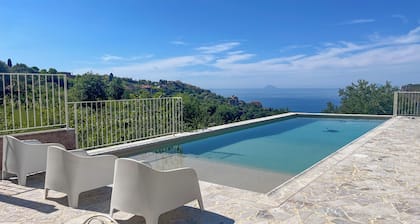 Villa Gisella panoraama-altaalla ja grilli, jota ympäröivät meidän tarhaan