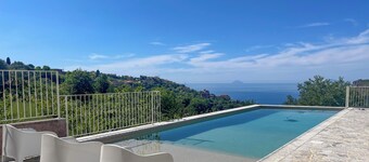 Villa Gisella med panoramaudsigt swimmingpool og grill omgivet af vores frugthave