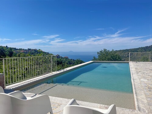 Villa Gisella mit Panorama-Pool und Grillplatz von unserem Obstgarten umgeben
