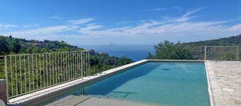 Villa Gisella panoraama-altaalla ja grilli, jota ympäröivät meidän tarhaan