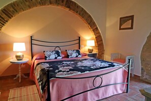 3 bedrooms, iron/ironing board, travel crib, WiFi - Panoramic villa w/private infinity pool & garden (Radicondoli)