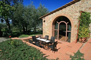 Outdoor dining - Panoramic villa w/private infinity pool & garden (Radicondoli)
