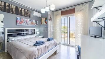 5 dormitorios, caja fuerte, escritorio y tabla de planchar con plancha