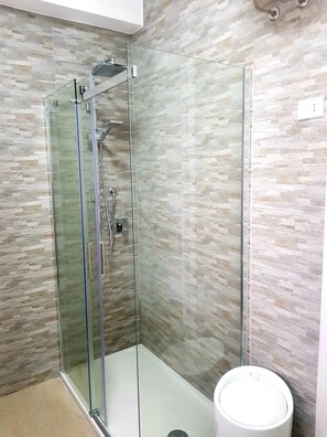 Bruser, hårtørrer, bidet, håndklæder