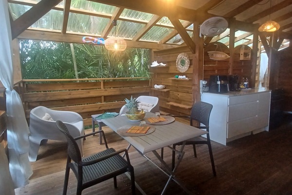 屋外ダイニングエリア